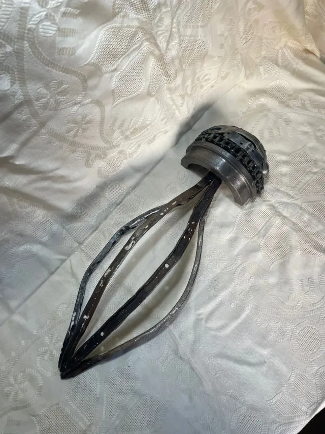 Escultura de Medusa hecha de chatarra