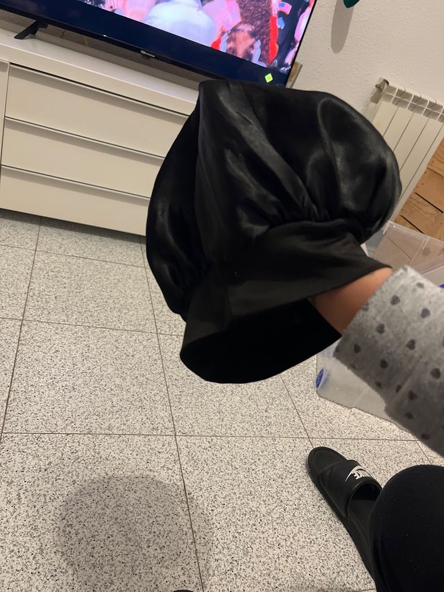 Gorro de satén negro