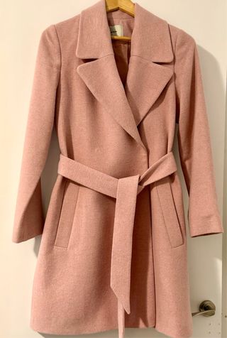 Abrigo rosa con cinturón