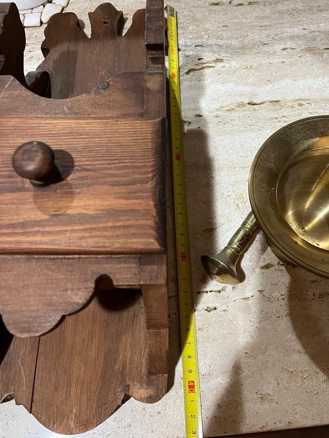 Almirez con mueble de madera