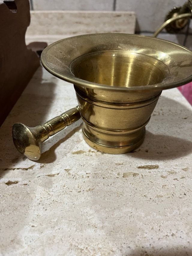 Almirez con mueble de madera