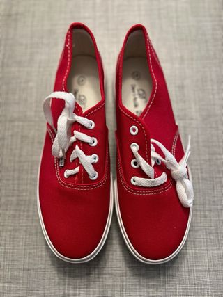 Zapatillas rojas con cordones blancos