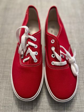 Zapatillas rojas con cordones blancos