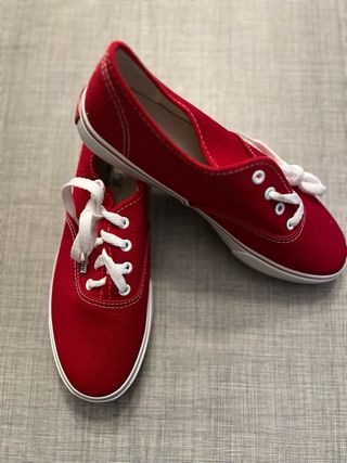 Zapatillas rojas con cordones blancos