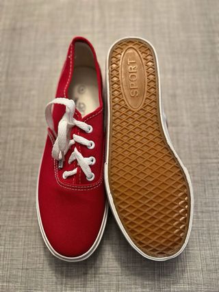 Zapatillas rojas con cordones blancos
