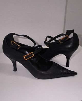 Zapatos de salón negros con tacón de aguja,