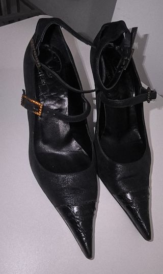 Zapatos de salón negros con tacón de aguja,