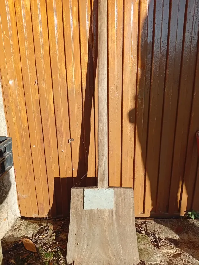 Pala de madera antigua