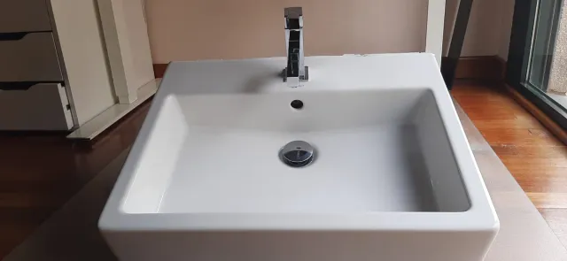 Lavabo Duravit con grifo Rovira