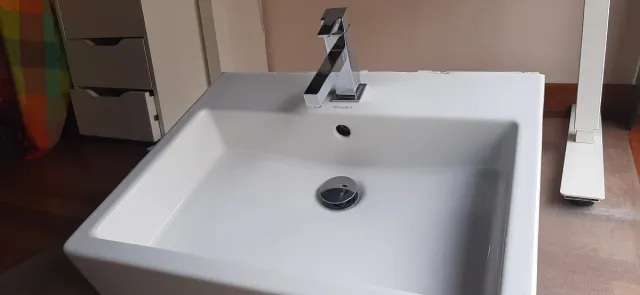 Lavabo Duravit con grifo Rovira