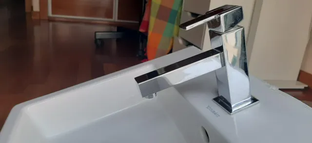 Lavabo Duravit con grifo Rovira