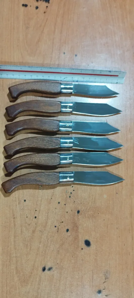 Navajas artesanales de madera y metal