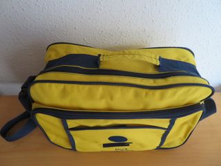 Bolsa de viaje o deporte amarilla con correa larga