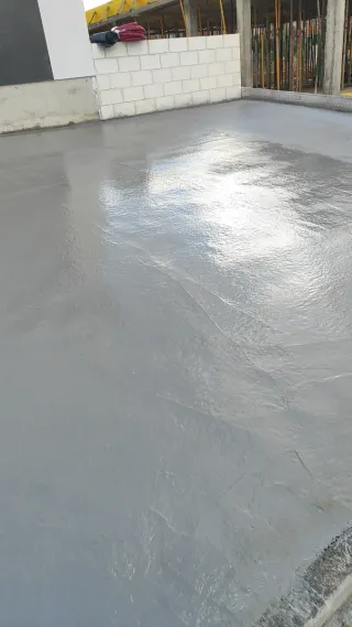 Hormigón impreso pulido vertical monocapa