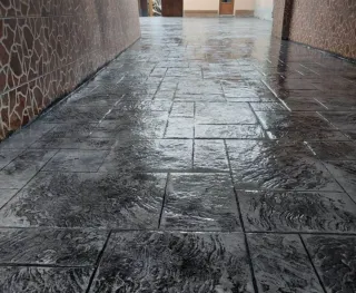 Hormigón impreso pulido vertical monocapa