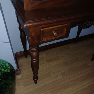 Vitrina de madera y cristal