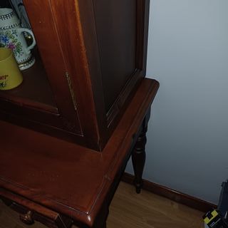 Vitrina de madera y cristal