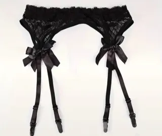 Liguero negro con lazos