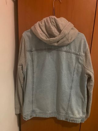 Chaqueta vaquera con capucha y mangas
