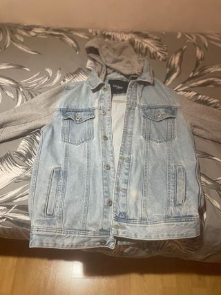 Chaqueta vaquera con capucha y mangas