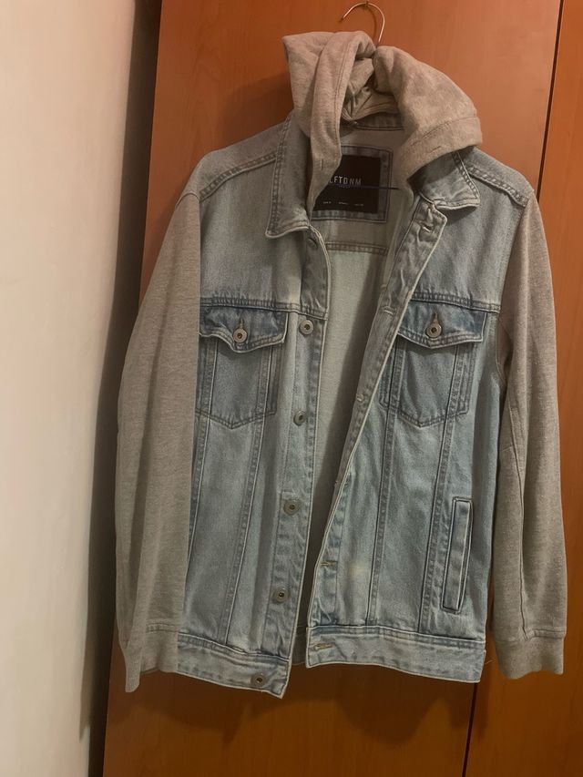 Chaqueta vaquera con capucha y mangas