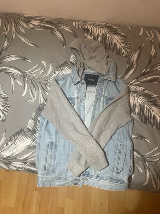 Chaqueta vaquera con capucha y mangas