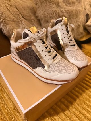 Zapatillas Michael Kors Blancas y Doradas,