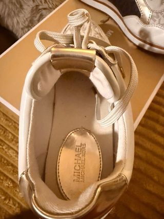 Zapatillas Michael Kors Blancas y Doradas,