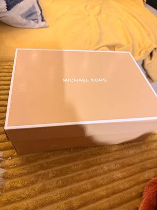 Zapatillas Michael Kors Blancas y Doradas,