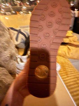 Zapatillas Michael Kors Blancas y Doradas,