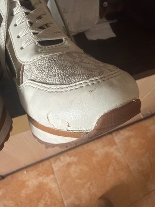 Zapatillas Michael Kors Blancas y Doradas,