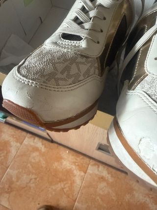 Zapatillas Michael Kors Blancas y Doradas,