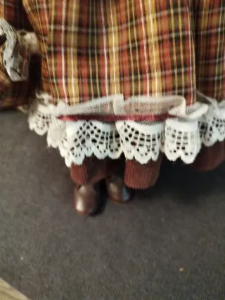 Muñeca de porcelana vintage con sombrero