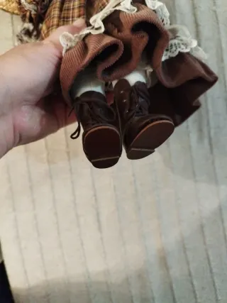 Muñeca de porcelana vintage con sombrero