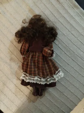 Muñeca de porcelana vintage con sombrero