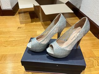 Sandalias de tacón plateadas con pedrería