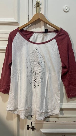 Camiseta estilo béisbol con diseño geométrico