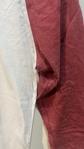 Camiseta estilo béisbol con diseño geométrico