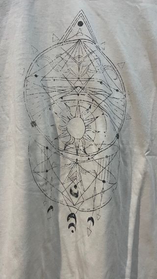 Camiseta estilo béisbol con diseño geométrico