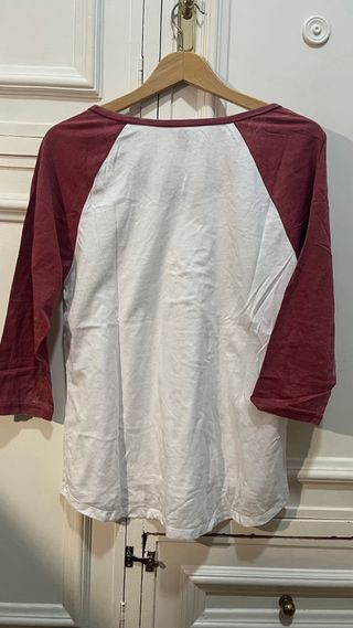 Camiseta estilo béisbol con diseño geométrico