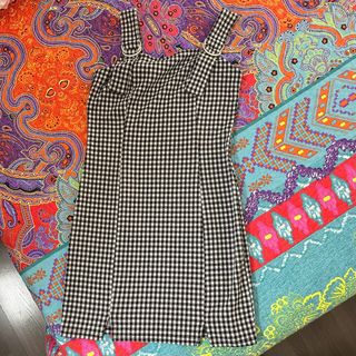 Mono a cuadros blanco y negro