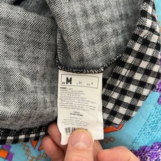 Mono a cuadros blanco y negro