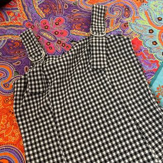 Mono a cuadros blanco y negro