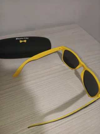 Gafas de sol Bowtie negras y amarillas