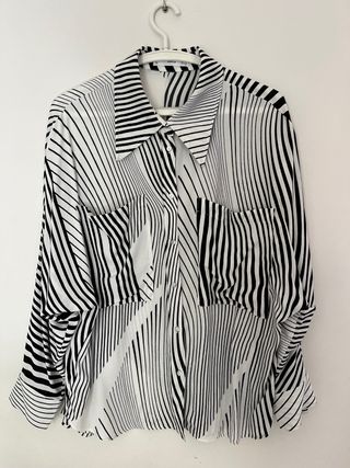 Camisa de rayas blanca y negra