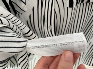 Camisa de rayas blanca y negra