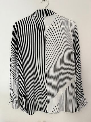 Camisa de rayas blanca y negra