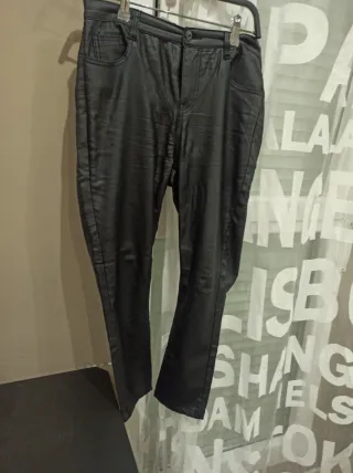 Pantalón efecto piel cómodo