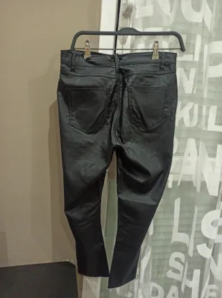 Pantalón efecto piel cómodo