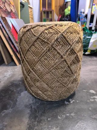 Pouf in giuggiola con corde beige